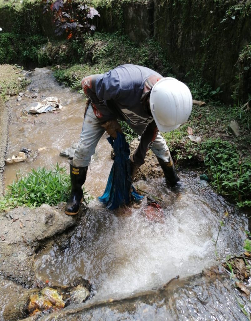 limpiando las quebradas de Caldas 1