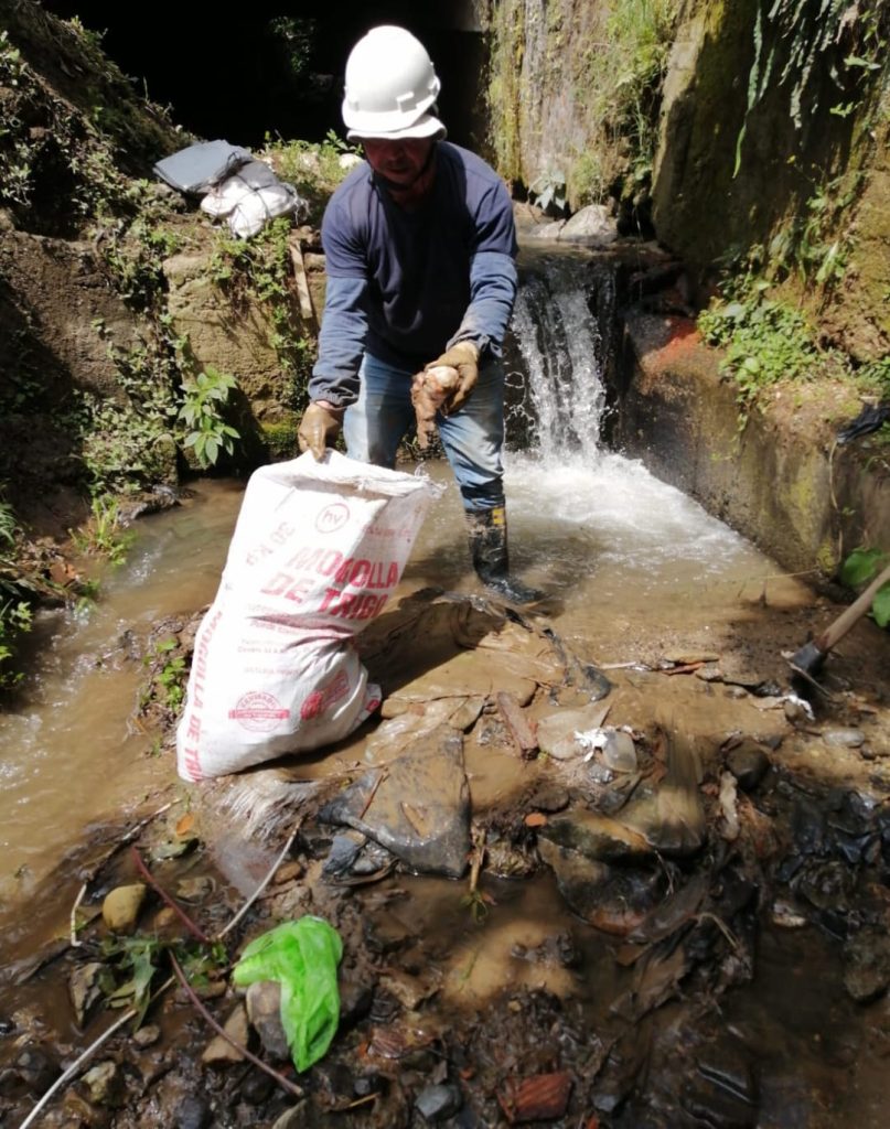 limpiando las quebradas de Caldas 2